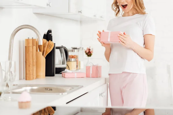 Kısmi Hediye Kutusu Mutfakta Tutan Pijama Heyecanlı Kız Görünümünü — Stok fotoğraf