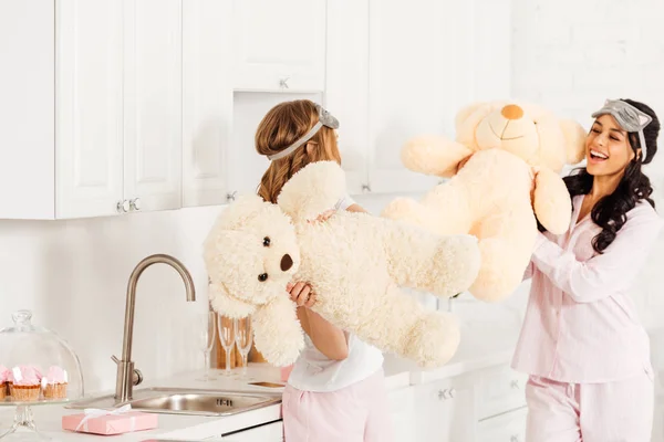 Beautiful Multicultural Girls Playing Teddy Bears Pajama Party Home — Stock Photo, Image