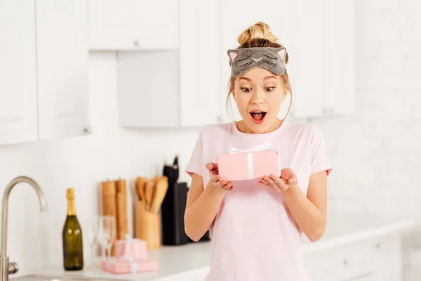 Beautiful Surprised Girl Pajamas Sleeping Mask Holding Pink Gift Box — Stock Photo, Image