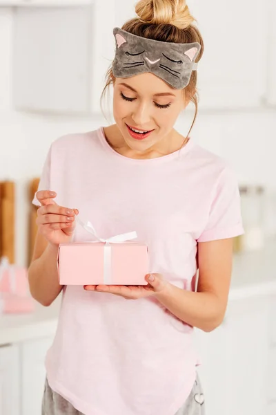 Enfoque Selectivo Hermosa Chica Sonriente Pijama Máscara Dormir Apertura Caja — Foto de Stock