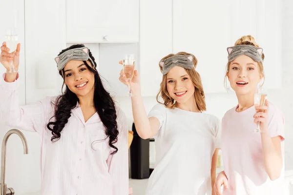 Mooie Multiculturele Meisjes Slapen Maskers Vieren Met Champagne Camera Kijken — Stockfoto
