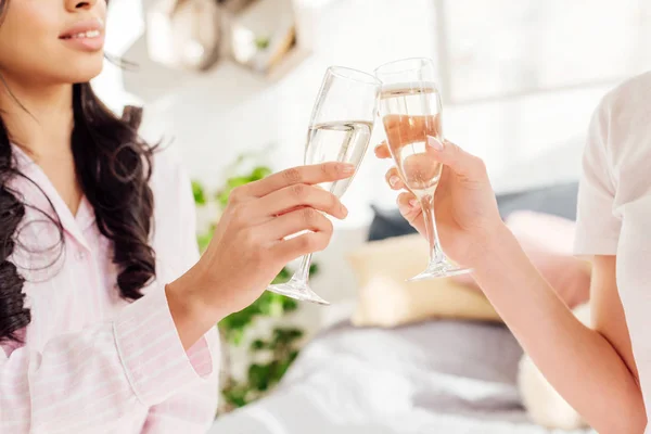 Beskuren Bild Mångkulturella Flickor Spottar Champagneglas Hemma — Stockfoto