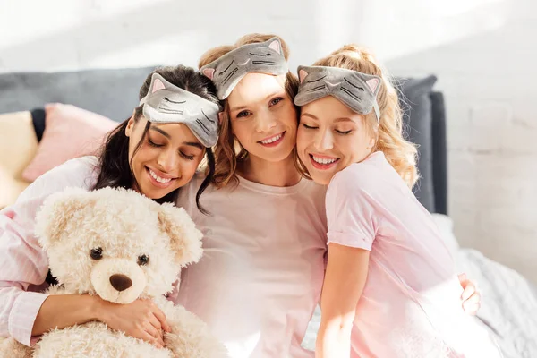 Meninas Multiculturais Felizes Bonitas Máscaras Dormir Abraçando Manhã Durante Festa — Fotografia de Stock