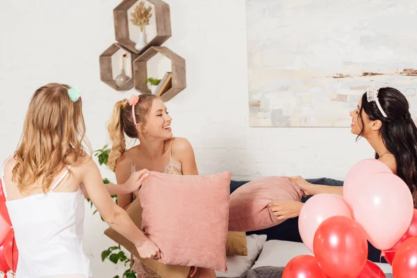 Hermosas Chicas Multiétnicas Diademas Divirtiéndose Luchando Con Almohadas Durante Fiesta — Foto de Stock