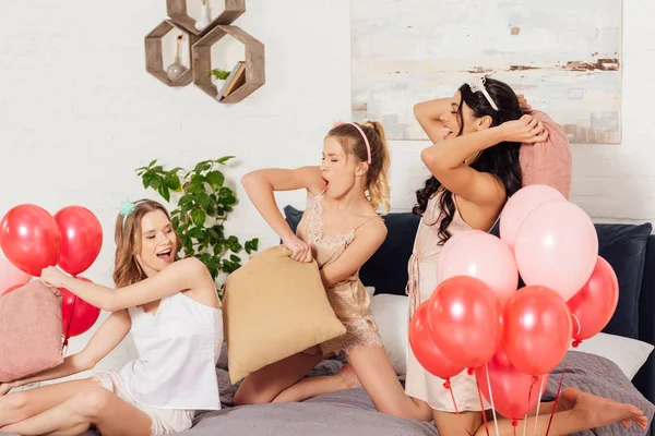 Meninas Multiétnicas Bonitas Divertindo Lutando Com Travesseiros Durante Festa Pijama — Fotografia de Stock