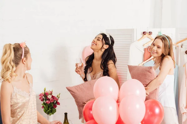 Hermosas Chicas Multiétnicas Felices Ropa Dormir Celebrando Con Copas Champán — Foto de Stock