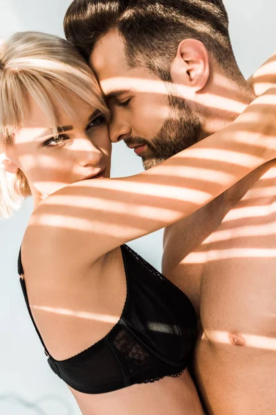 Belo Casal Sensual Abraçando Isolado Cinza Com Sombras — Fotografia de Stock