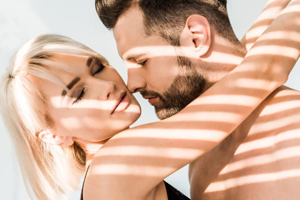 Casal Sensual Com Olhos Fechados Abraçando Isolado Cinza Com Sombras — Fotografia de Stock