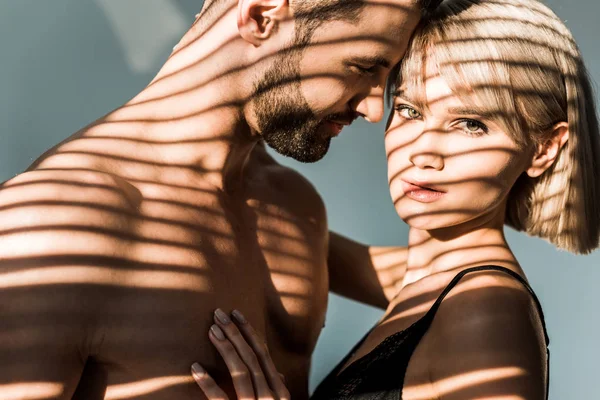 Junges Paar Umarmt Sich Isoliert Auf Grau Mit Schatten — Stockfoto