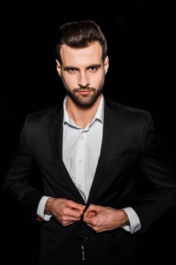 sakallı yakışıklı kamera, siyah izole bakarak takım elbiseli