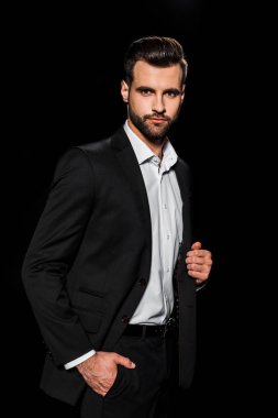 ceketle poz ve kamera, siyah izole bakarak yakışıklı adam