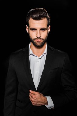 ceketle poz ve kamera, siyah izole bakarak sakallı yakışıklı