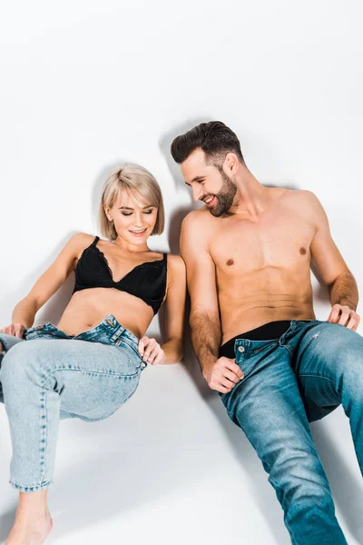 Sexy Homme Torse Attrayant Femme Enlève Jeans Sur Gris — Photo