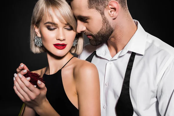 Bonito Homem Abraçando Namorada Com Rosa Flor Isolado Preto — Fotografia de Stock