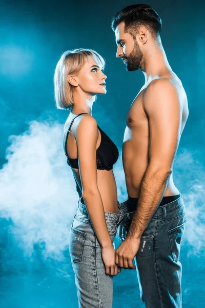 güzel çift birbirine mavi dumanlı özgeçmişlerine bakarak