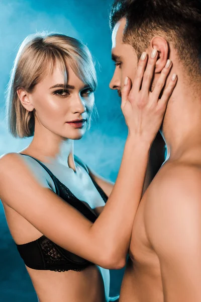 şehvetli çift mavi dumanlı arka plan üzerinde sarılma