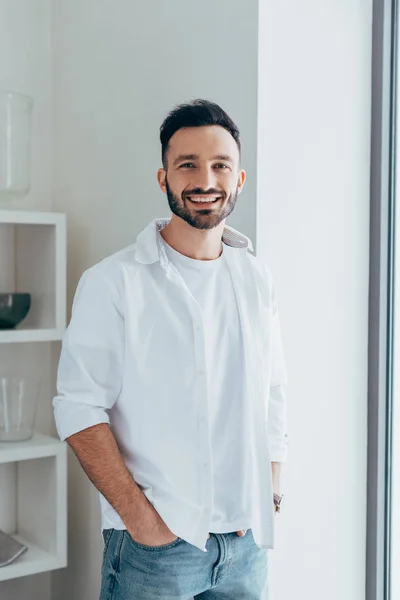 Lachen Man Een Wit Overhemd Reputatie Met Handen Zakken — Stockfoto