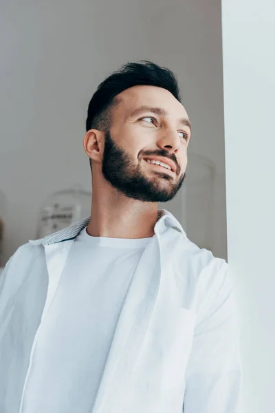 Homem Morena Despreocupado Camisa Branca Olhando Para Longe Com Sorriso — Fotografia de Stock