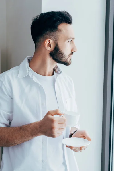 Nadenkend Jonge Man Met Baard Koffie Drinken — Stockfoto