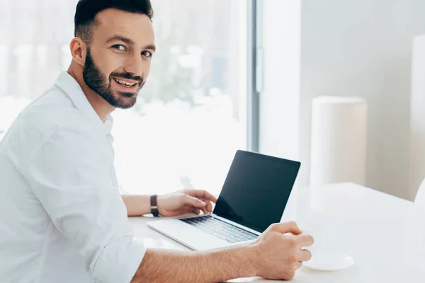 Homem Sorridente Camisa Branca Olhando Para Câmera Usar Laptop Com — Fotografia de Stock