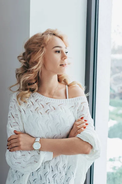 Menina Loira Sonhadora Camisola Malha Com Braços Cruzados Olhando Para — Fotografia de Stock