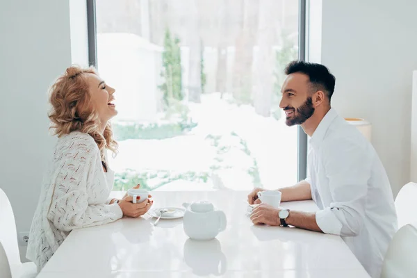 Lyckligt Par Skrattar När Man Dricker Kaffe Tillsammans — Stockfoto