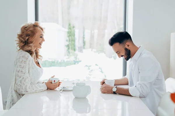 Lyckliga Paret Leende Och Dricker Kaffe Tillsammans — Stockfoto