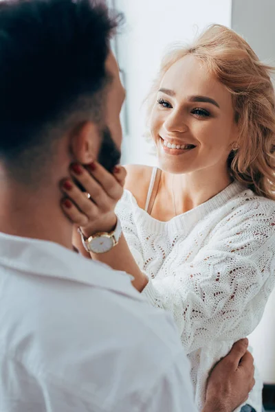 Lachende Meisje Gebreide Trui Zachtjes Aanraken Vriendje Gezicht — Stockfoto