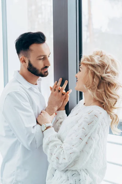 Happy Couple Holding Hands Looking Each Other — Stock Photo, Image