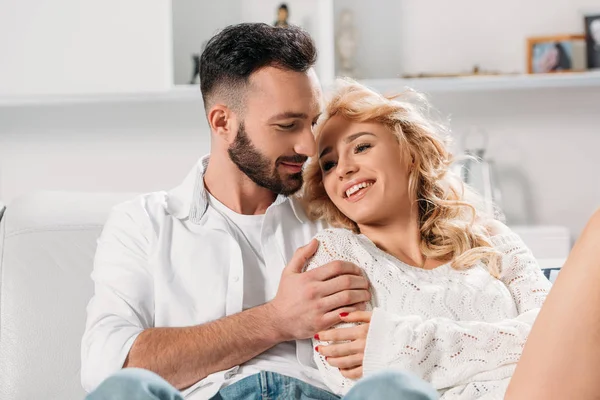 Pareja Romántica Sonriendo Abrazándose Casa —  Fotos de Stock