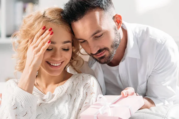 Hezký Brunetka Muž Představí Dárek Radost Přítelkyni — Stock fotografie