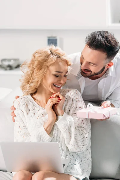 Brunette Man Presenting Gift Glad Girl — Stock Photo, Image