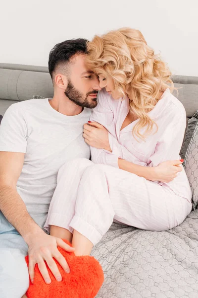 Romantic Couple Sitting Bed Together Red Toy Heart — Stock Photo, Image