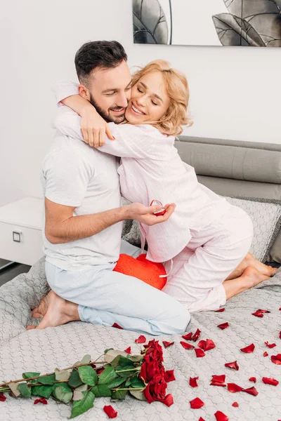 Mann Mit Ringbox Umarmt Freundin Auf Bett — Stockfoto