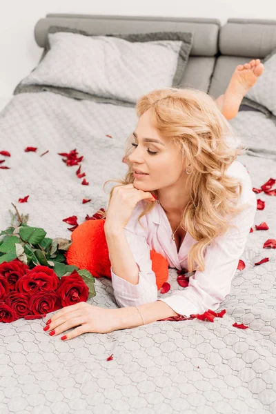 Stunning Young Woman Lying Bed Roses — Stock Photo, Image