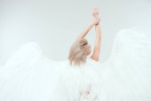 zadní pohled ženy s andělskými křídly pózuje izolované na bílém s kopií prostor