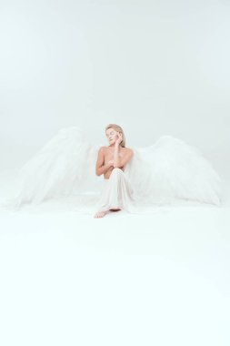 melek kanatları beyaz kopya alanı ile göğüsler kapsayan ve poz izole olan güzel kadın