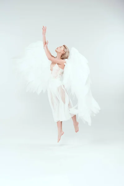 Όμορφη Γυναίκα Στο Φορεσιά Άγγελος Φτερά Άλμα Λευκό Φόντο — Φωτογραφία Αρχείου