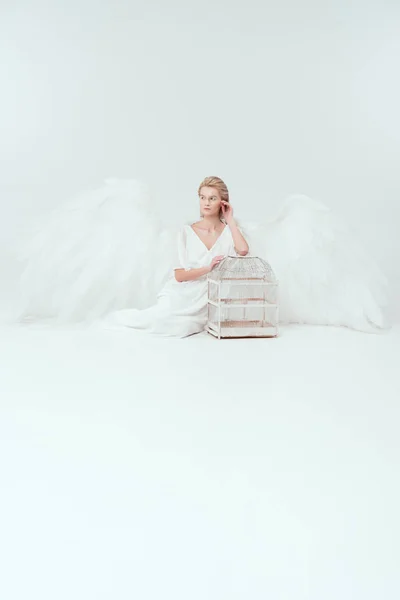 Bela Mulher Traje Anjo Com Asas Sentadas Posando Com Gaiola — Fotografia de Stock