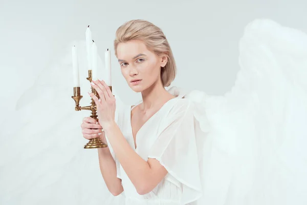 Hermosa Mujer Traje Ángel Con Alas Sosteniendo Candelabro Con Velas — Foto de Stock