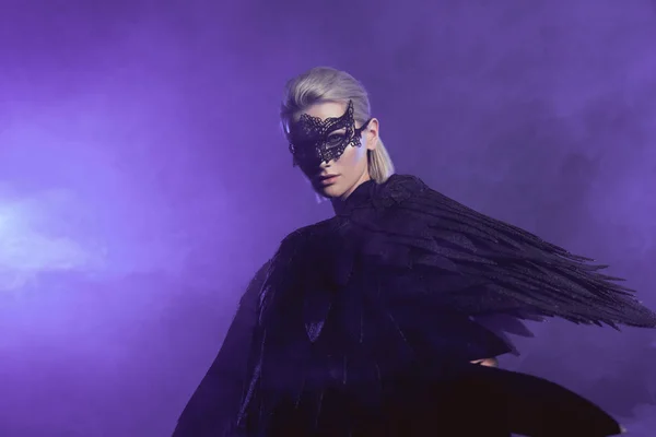 Mooie Vrouw Lace Masker Zwarte Engel Vleugels Poseren Rokerige Violette — Stockfoto
