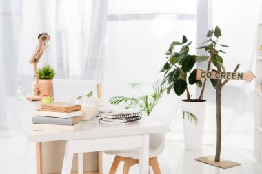 çalışma kitapları ve dizüstü yakınındaki git yeşil işareti modern ofis, kavram çevre 