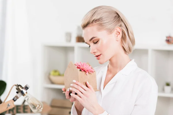 Piękna Kobieta Trzymając Małe Kartonowy Domek Pachnący Kwiat Różowy Środowiska — Zdjęcie stockowe