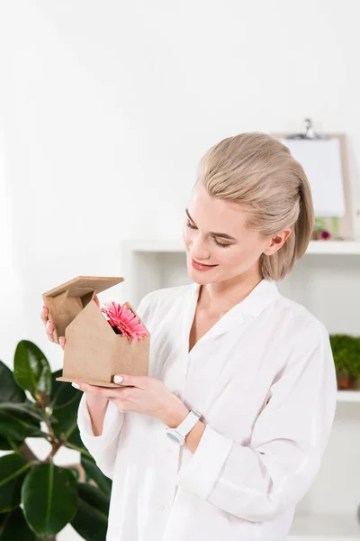 Sonriente Mujer Sosteniendo Pequeña Casa Cartón Con Flor Concepto Ahorro — Foto de Stock