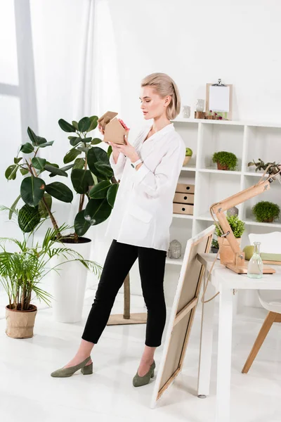 Geschäftsfrau Hält Papphäuschen Mit Blume Der Nähe Von Grünpflanzen Büro — Stockfoto