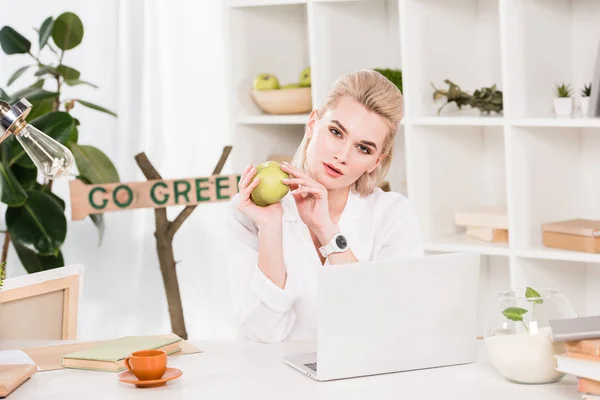 Приваблива Жінка Тримає Зелене Яблуко Сидить Поруч Зеленим Знаком Концепція — стокове фото