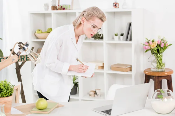 Vacker Affärskvinna Glas Skriver Anteckningsbok Medan Tittar Laptop Miljömässiga Sparar — Stockfoto