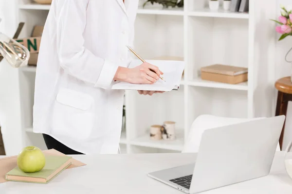 Vista Recortada Mujer Negocios Escribiendo Cuaderno Mientras Que Pie Ordenador — Foto de Stock