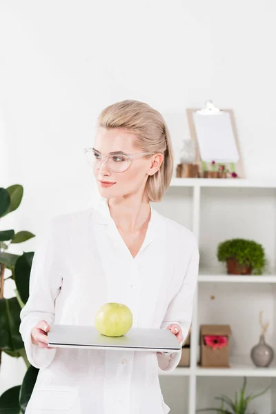 Attractive Woman Glasses Standing Laptop Green Apple Office — Stock Photo, Image