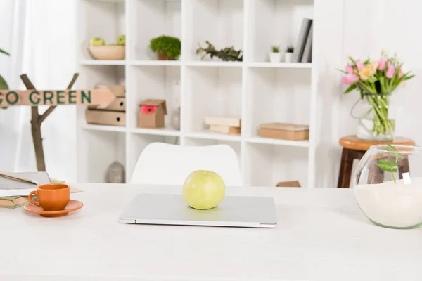 Area Kerja Dengan Apel Pada Laptop Dekat Pergi Tanda Hijau — Stok Foto